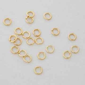 Kółeczka zaciskowe z mosiądzu w kolorze złotym 4x0,7mm