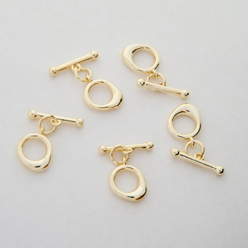 Zapięcie nieregularny owal z patyczkiem do naszyjników z mosiądzu w kolorze złotym 12x10,5mm