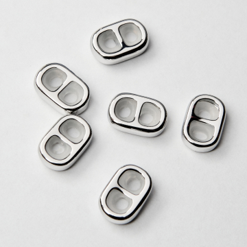 Stoper z silikonem ósemka do sznurków i rzemieni z mosiądzu w kolorze srebrnym 12,5x8mm