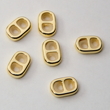 Stoper z silikonem ósemka do sznurków i rzemieni z mosiądzu w kolorze złotym 12,5x8mm