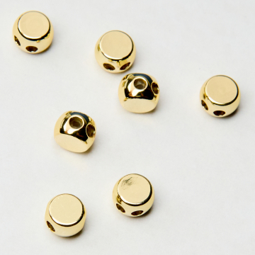 Zapięcie silikonowe do cienkich sznureczków i nitek z mosiądzu w kolorze złotym 6x4mm