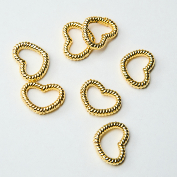 Zapięcie ozdobne serduszko skręcane z mosiądzu w kolorze złotym 12,5x16,5mm