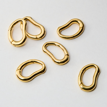 Zapięcie ozdobne w kształcie fasolki z mosiądzu w kolorze złotym 22x14mm