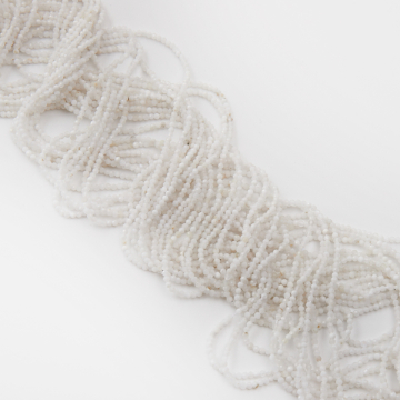 Kamień księżycowy kulka fasetowana biała 2,5mm - na sznurze