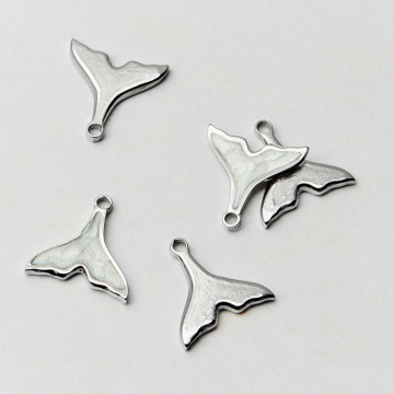 Zawieszka ze stali ogon wieloryba z białą emalią 13mm