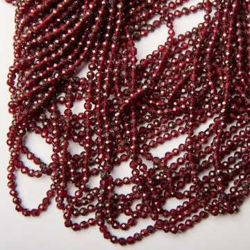 Granat kulka fasetowana 4mm - na sznurze
