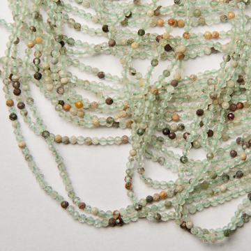 Zielony kryształ górski z rutylem 2,5mm - na sznurze