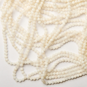 Kamień księżycowy kulka fasetowana 4mm - na sznurze