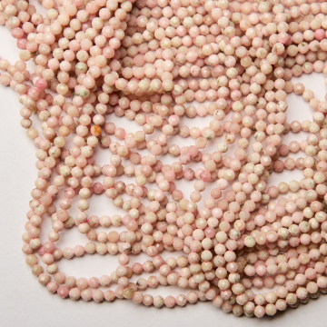 Opal różowy kulka fasetowana 4mm - na sznurze