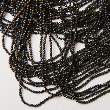 Czarny turmalin kulka fasetowana 2mm - na sznurze