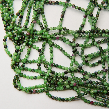 Zoisyt z rubinem kulka fasetowana 3mm - na sznurze