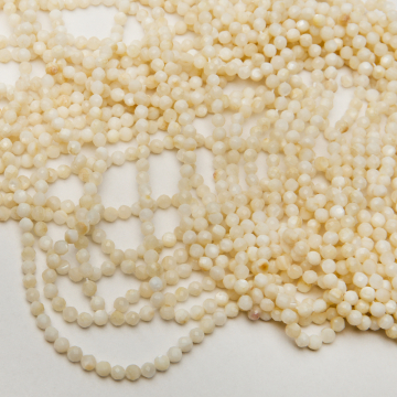 Masa perłowa kulka fasetowana kremowa 4,5mm - na sznurze