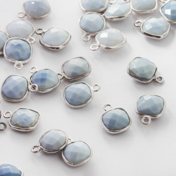 Opal niebieski kwadrat w srebrnym okuciu AG925 8mm