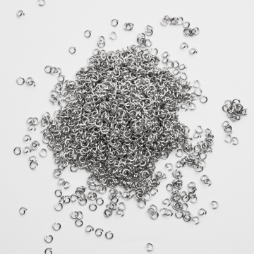 Kółeczka ze stali chirurgicznej zaciskowe w kolorze srebrnym 4x0,8mm