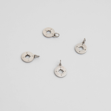 Zawieszka ze stali chirurgicznej róża wiatrów w kółku kolor srebrny 8mm