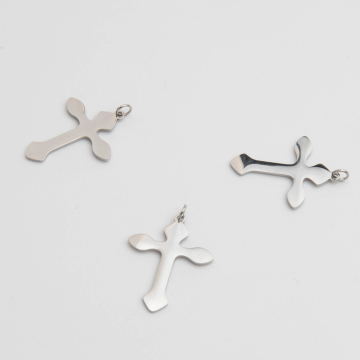 Zawieszka ze stali chirurgicznej krzyż w kolorze srebrnym 25mm