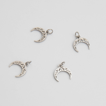 Zawieszka ze stali róg obfitości ażurowy w kolorze srebrnym 10mm