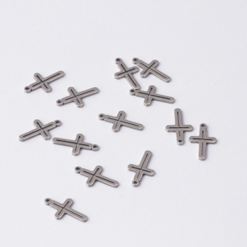 Zawieszka ze stali chirurgicznej krzyż w kolorze srebrnym 13x8