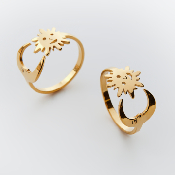 Pierścionek regulowany ze stali chirurgicznej ze słońcem i księzycem w kolorze złotym 20mm
