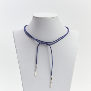 Naszyjnik z granatowego rzemienia zamszowego z zawieszką piórkiem ze srebra