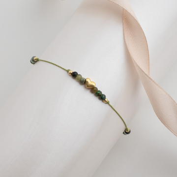 Bransoletka ze szmaragdem na zielonej nici z pozłacanym serduszkiem