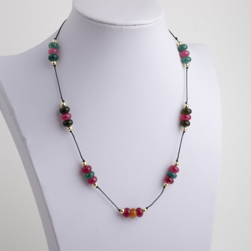 Naszyjnik z kolorowych agatów na czarnym sznurku z regulowanym zapięciem