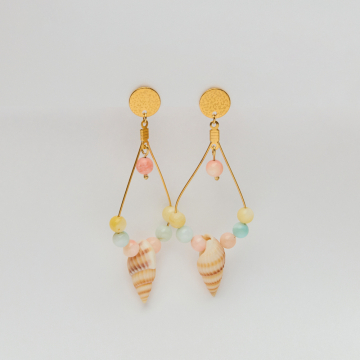 Kolczyki z muszelką i masą perłową na złotej bazie