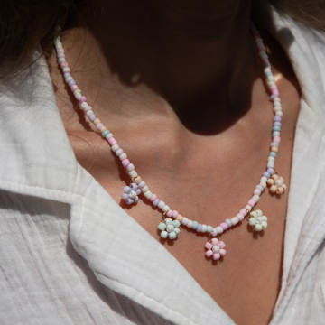 Naszyjnik z kwiatkami z koralików w pastelowych kolorach