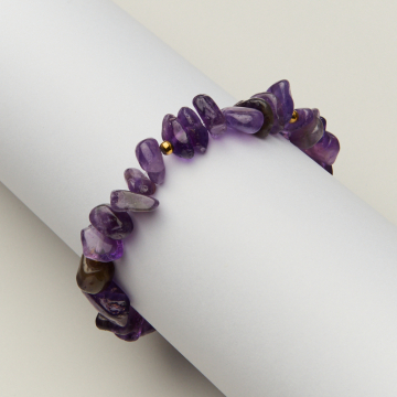 Bransoletka na gumce z ametystem i kuleczkami w kolorze złotym