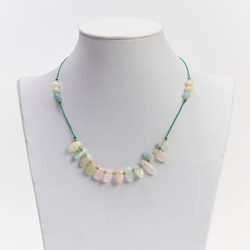 Naszyjnik z morganitem na nici jedwabnej