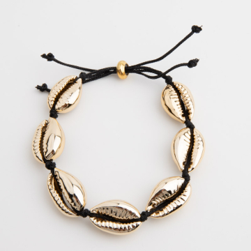 Bransoletka z muszlami kauri w złotym kolorze na czarnym sznurku