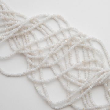 Kamień księżycowy oponka fasetowana 1,5x2mm - na sznurze