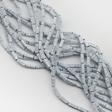 Lawa wulkaniczna lakierowana słupek biały 4x14mm - na sznurze