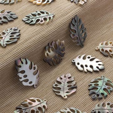 Masa perłowa liść monstery czarny 35x24mm