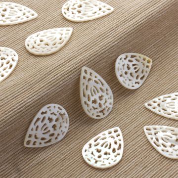 Masa perłowa łezka rzeźbiona  35x24mm