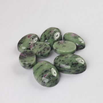 Zoisyt z rubinem zawieszka owal 25-50 mm