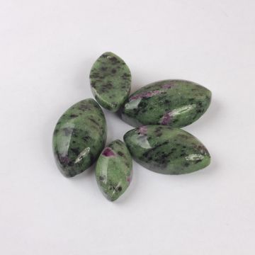 Zoisyt z rubinem zawieszka markiza 25-50 mm