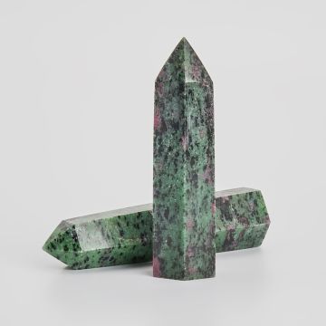 Słupek z zoisytu z rubinem 7-9cm