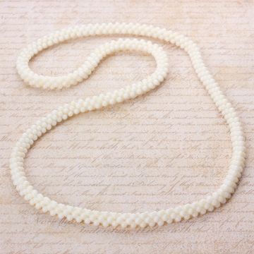 Naszyjnik pleciony z kulek korala biały 80cm