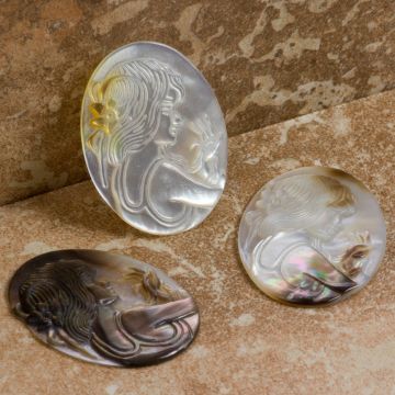 Dwukolorowy kaboszon kamea z masy perłowej z damą 30x22mm