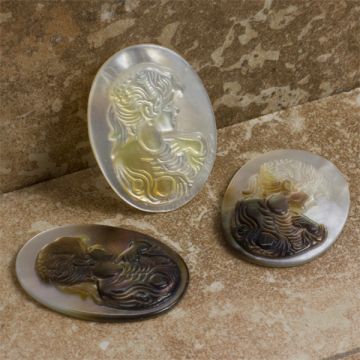 Dwukolorowy kaboszon kamea z masy perłowej z kobietą 30x22mm