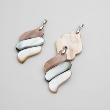 Zawieszka z muszli opalizującej Paua trzy fale 52x23,5mm