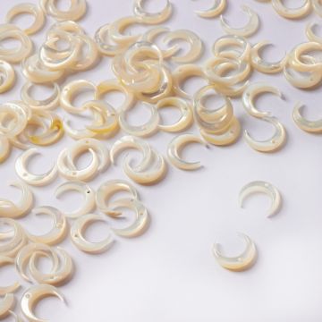 Zawieszka róg obfitości z masy perłowej biały 13mm