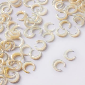 Zawieszka róg obfitości z masy perłowej biały 15mm