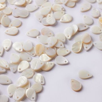 Zawieszka z masy perłowej łezka biały 9x13mm