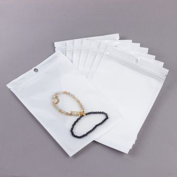 Woreczek z zamknięciem strunowym i białym tłem 12x18cm