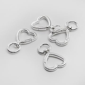 Ozdobny karabińczyk serce w kolorze srebrnym 4cm Ozdobny karabińczyk serce w kolorze srebrnym 4cm