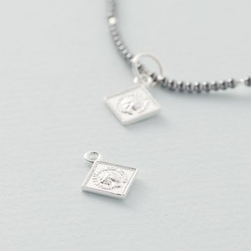 Srebrna zawieszka kwadrat Królowa Elżbieta II AG925 12mm