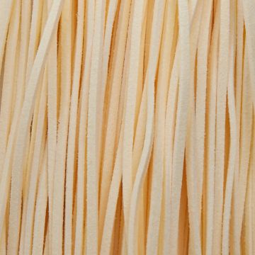 Rzemień zamszowy płaski kremowy 2,5x1mm