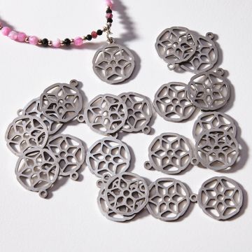 Zawieszka ze stali chirurgicznej kwiatek w kółku w kolorze srebrnym 15mm